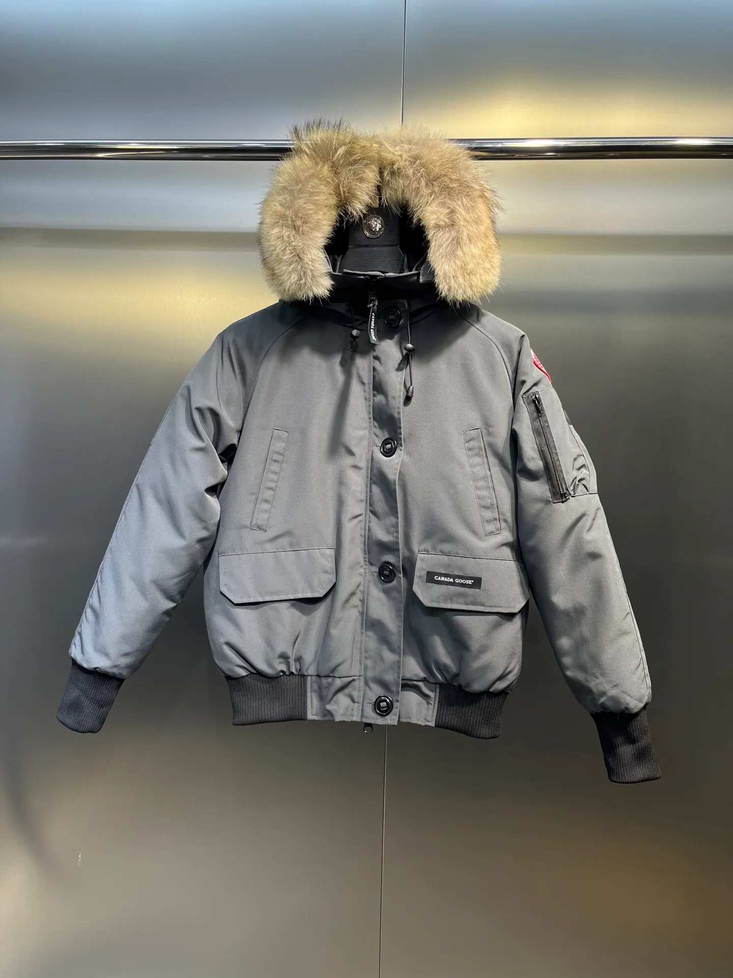 P780 CANADA GOOES 02 model (graphite gray) Chilliwa bomber jacket 02 model, chosen by Arctic and Antarctic scientific expedition teams as cold-proof equipment, the Rolls-Royce of down jackets. ➖ Industry-leading anti-counterfeiting chip sensing. ➖ Imported Behringer embroidery machines and customized embroidery labels, the highest level and industry leading. ➖ Imported Korean 21-count polyester-cotton blended original fabric, TC85 waterproof coated fabric, water-repellent, windproof and wear-resistant. ➖ The new national standard 80 white duck down is filled with an average of 520 grams of down. The amount of down filled is industry-leading. ➖ 100% nylon lon lining with double double-layer sealing design to prevent velvet running, seamless thread design on cuffs! ➖ Western Canadian Green Wolf Collar. ➖ Yoshida YKK provides original factory-customized electroplated sliders. YKK two-way lockable zippers are tight and smooth and do not peel off paint. ➖ 3M composite Velcro is durable and the accessories and hardware are all custom-made. Note: Our copywriting is only simple and clear. Instead of bragging about the copywriting, it is better to compare and understand with samples. Only for the purest, most focused, most professional, highest quality, and highest sex!  size：xs-xl